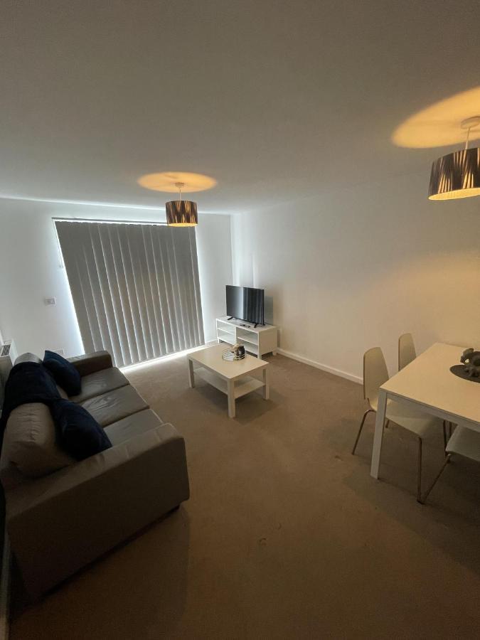 Modern 2-Bed Apartment In The Heart Of Salford Quays Exterior foto
