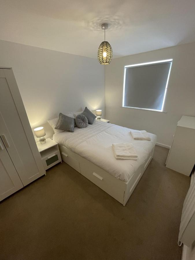 Modern 2-Bed Apartment In The Heart Of Salford Quays Exterior foto