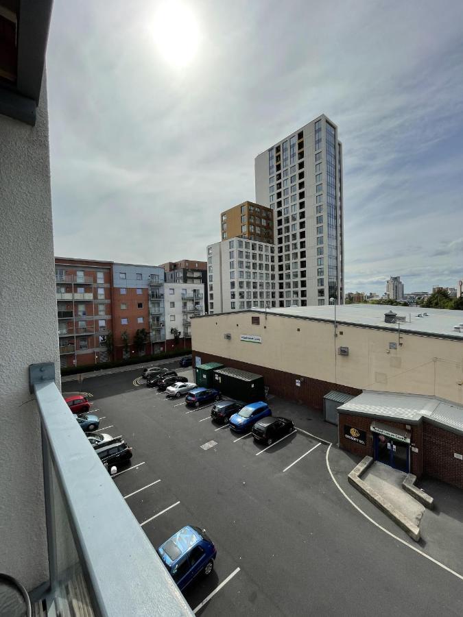 Modern 2-Bed Apartment In The Heart Of Salford Quays Exterior foto